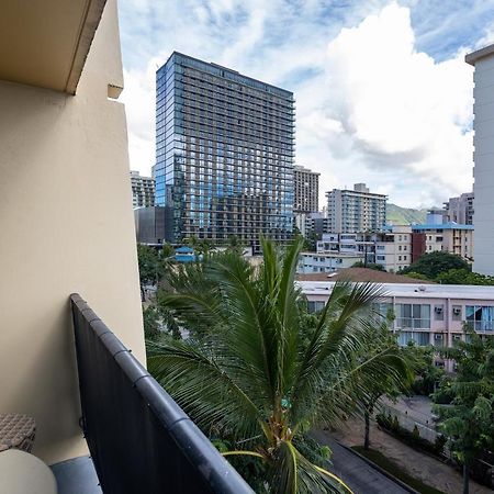 Gorgeous One Bedroom Bamboo Blocks From The Beach Honolulu Kültér fotó