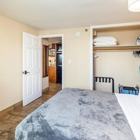Gorgeous One Bedroom Bamboo Blocks From The Beach Honolulu Kültér fotó