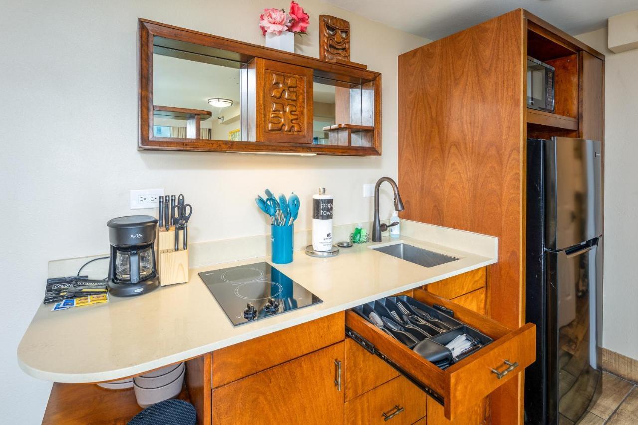 Gorgeous One Bedroom Bamboo Blocks From The Beach Honolulu Kültér fotó