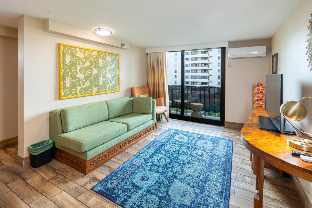 Gorgeous One Bedroom Bamboo Blocks From The Beach Honolulu Kültér fotó