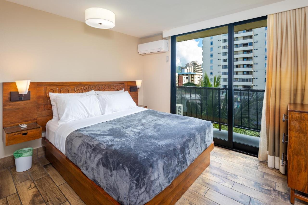 Gorgeous One Bedroom Bamboo Blocks From The Beach Honolulu Kültér fotó