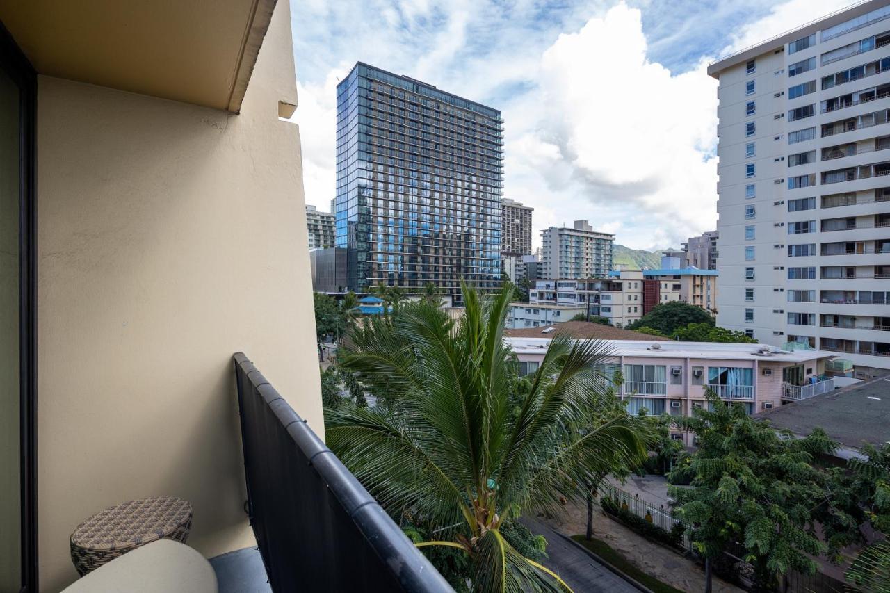 Gorgeous One Bedroom Bamboo Blocks From The Beach Honolulu Kültér fotó