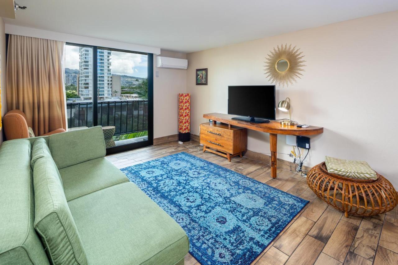 Gorgeous One Bedroom Bamboo Blocks From The Beach Honolulu Kültér fotó