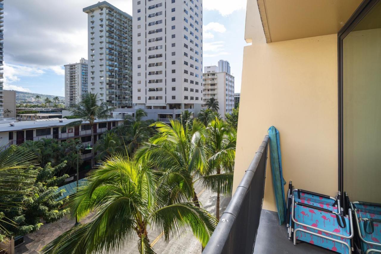 Gorgeous One Bedroom Bamboo Blocks From The Beach Honolulu Kültér fotó