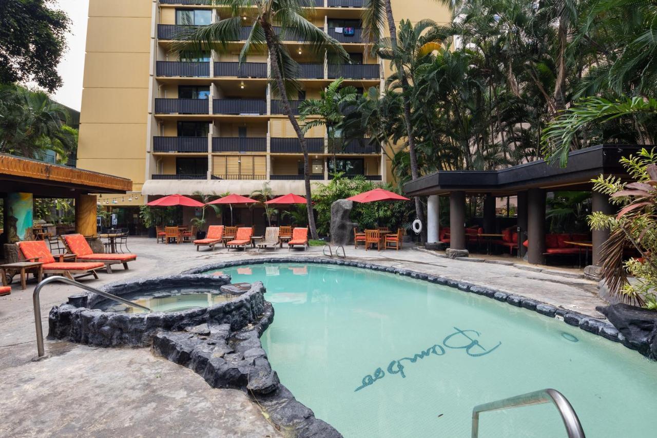 Gorgeous One Bedroom Bamboo Blocks From The Beach Honolulu Kültér fotó
