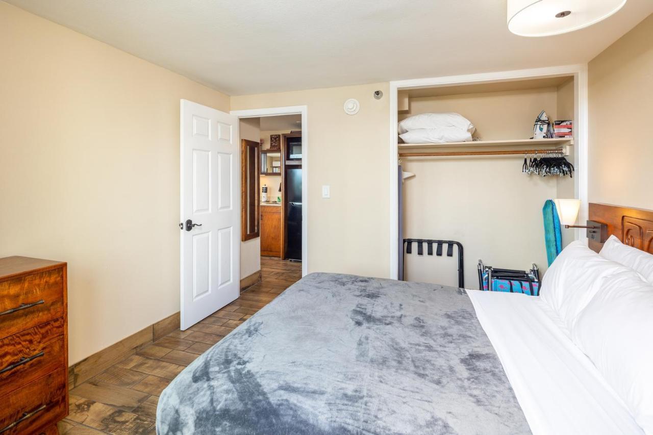 Gorgeous One Bedroom Bamboo Blocks From The Beach Honolulu Kültér fotó