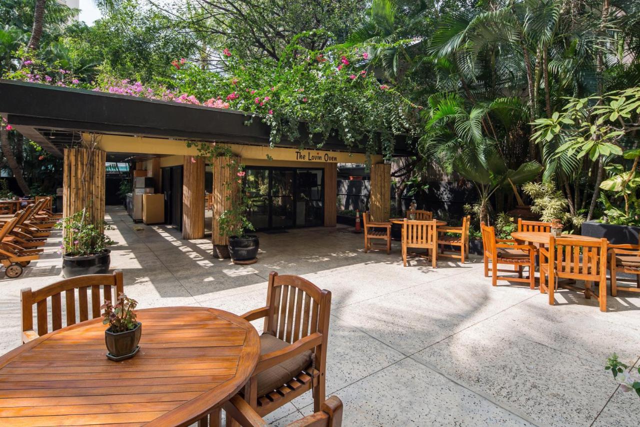 Gorgeous One Bedroom Bamboo Blocks From The Beach Honolulu Kültér fotó