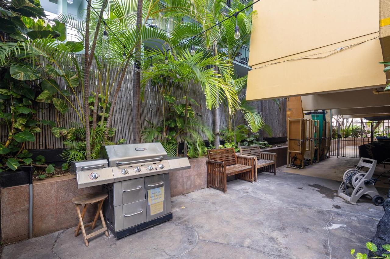 Gorgeous One Bedroom Bamboo Blocks From The Beach Honolulu Kültér fotó