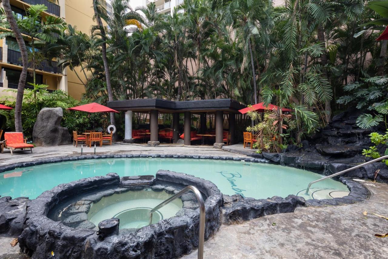 Gorgeous One Bedroom Bamboo Blocks From The Beach Honolulu Kültér fotó