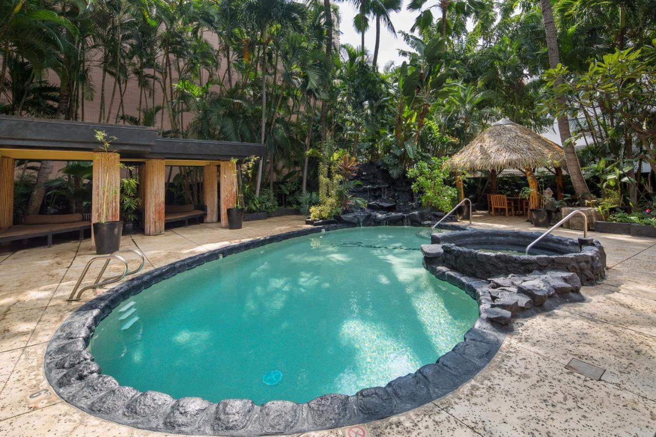 Gorgeous One Bedroom Bamboo Blocks From The Beach Honolulu Kültér fotó