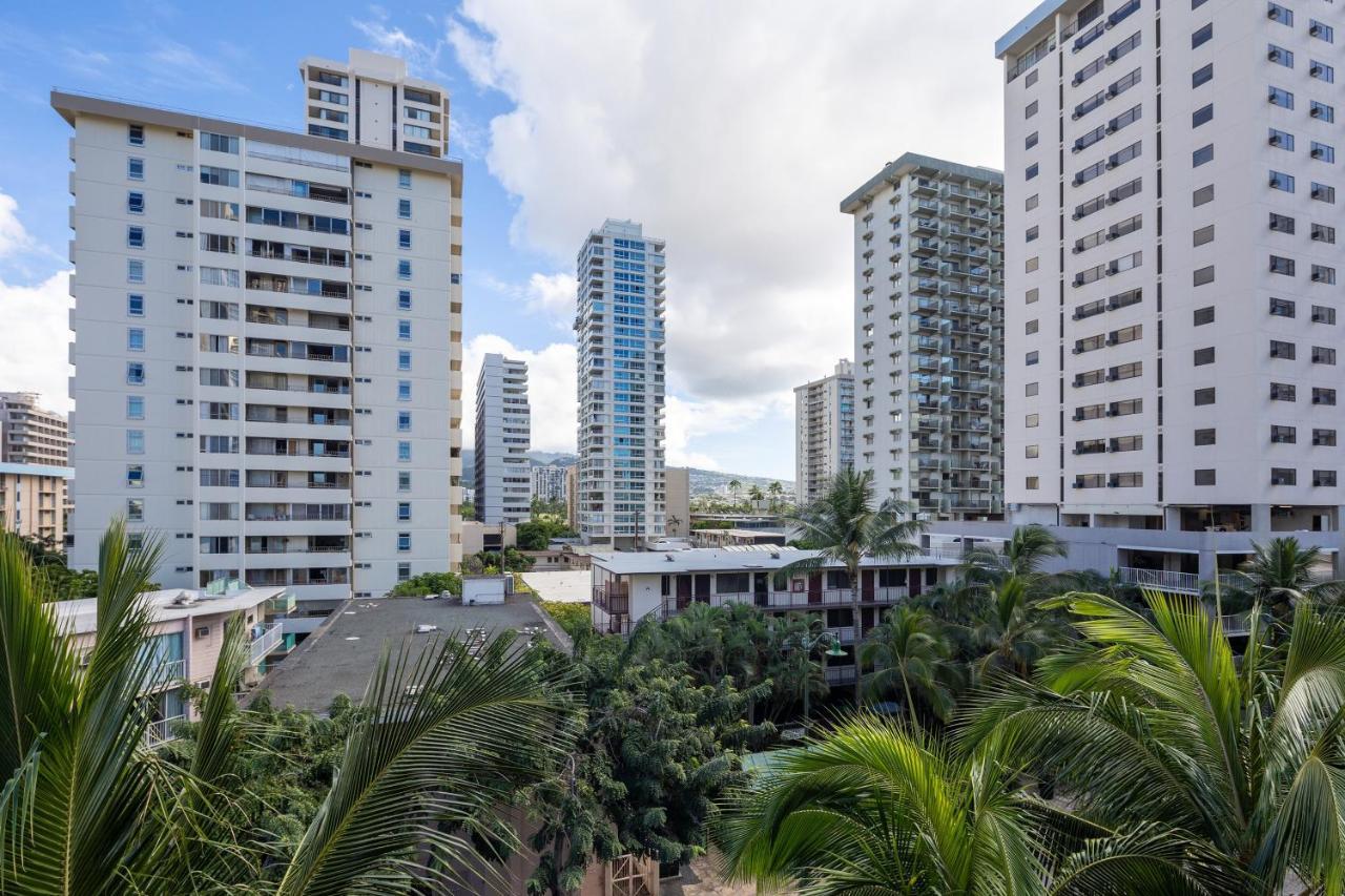 Gorgeous One Bedroom Bamboo Blocks From The Beach Honolulu Kültér fotó